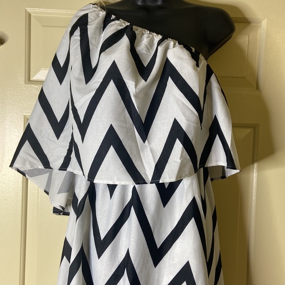 Eien One Shoulder Black and White Maxi - Picture 3 of 7